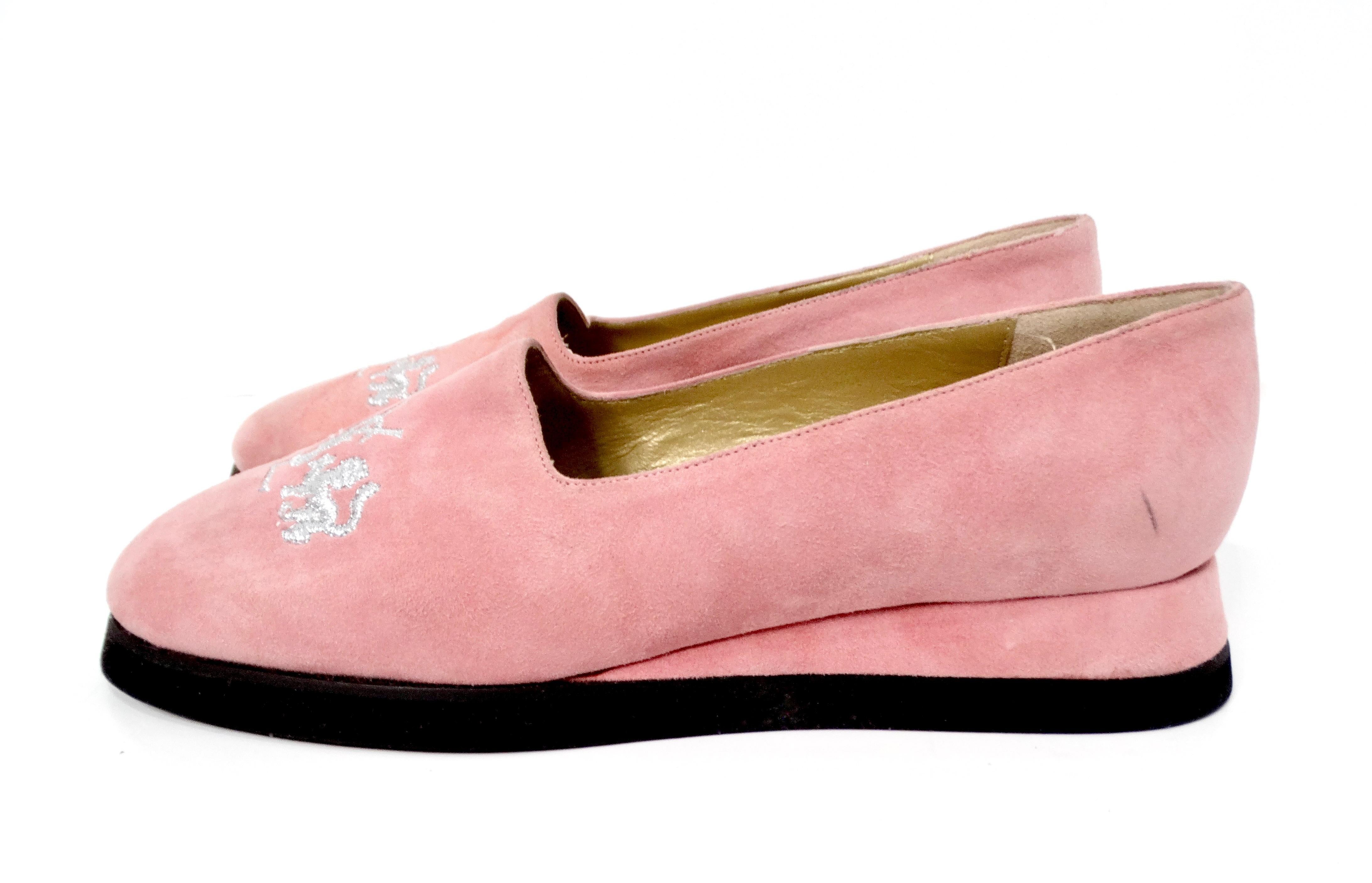 Mocasines con cuña cubierta bordados en ante rosa Yves Saint Laurent circa 1998 en Bueno estado para la venta en Scottsdale, AZ
