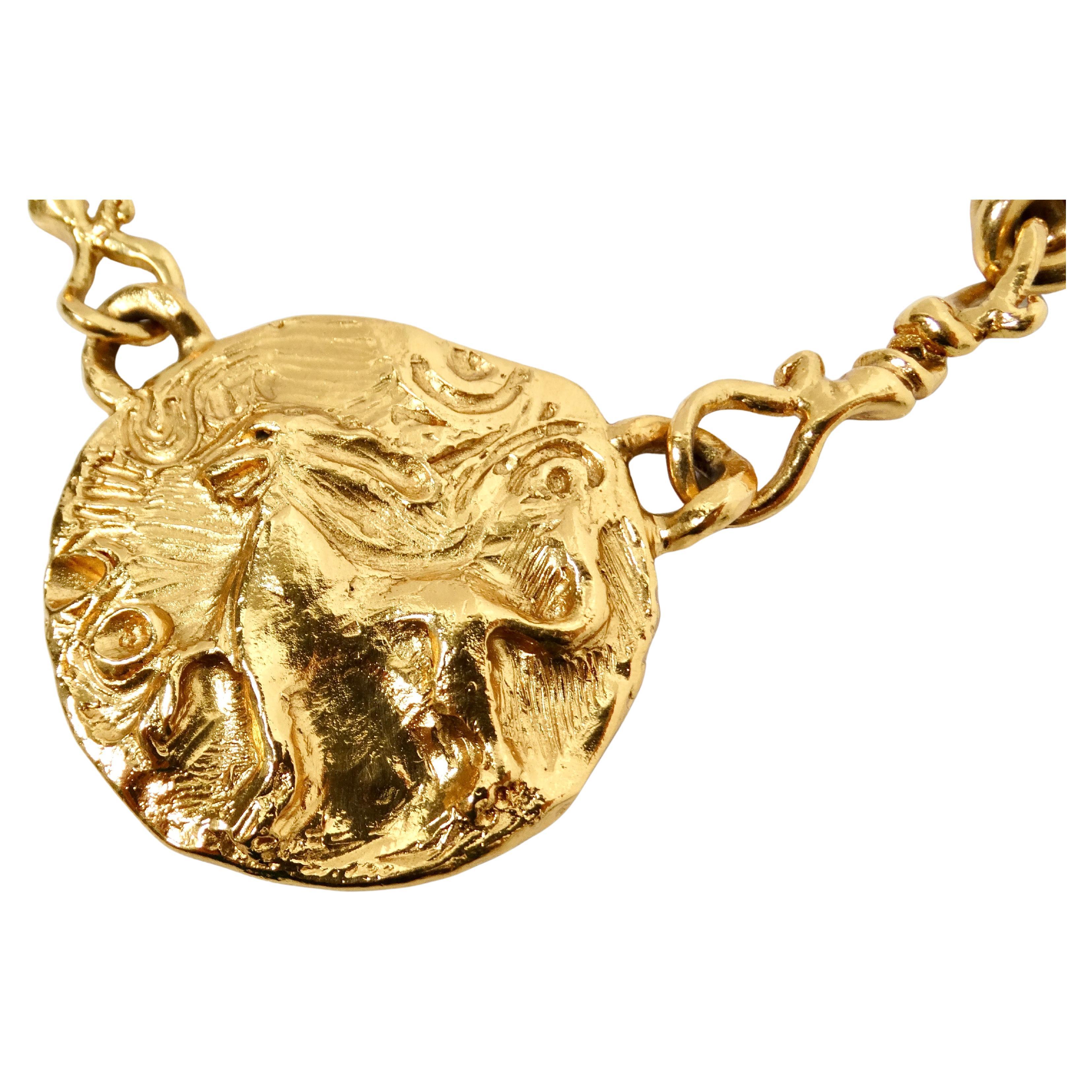 Die Yves Saint Laurent Löwe Anhänger Gelbgold vergoldet Kette Halskette aus der circa 1980er Jahren ist ein markantes Statement Stück, das sowohl Luxus und künstlerischen Design beispielhaft. Der mit viel Liebe zum Detail gefertigte Anhänger zeigt