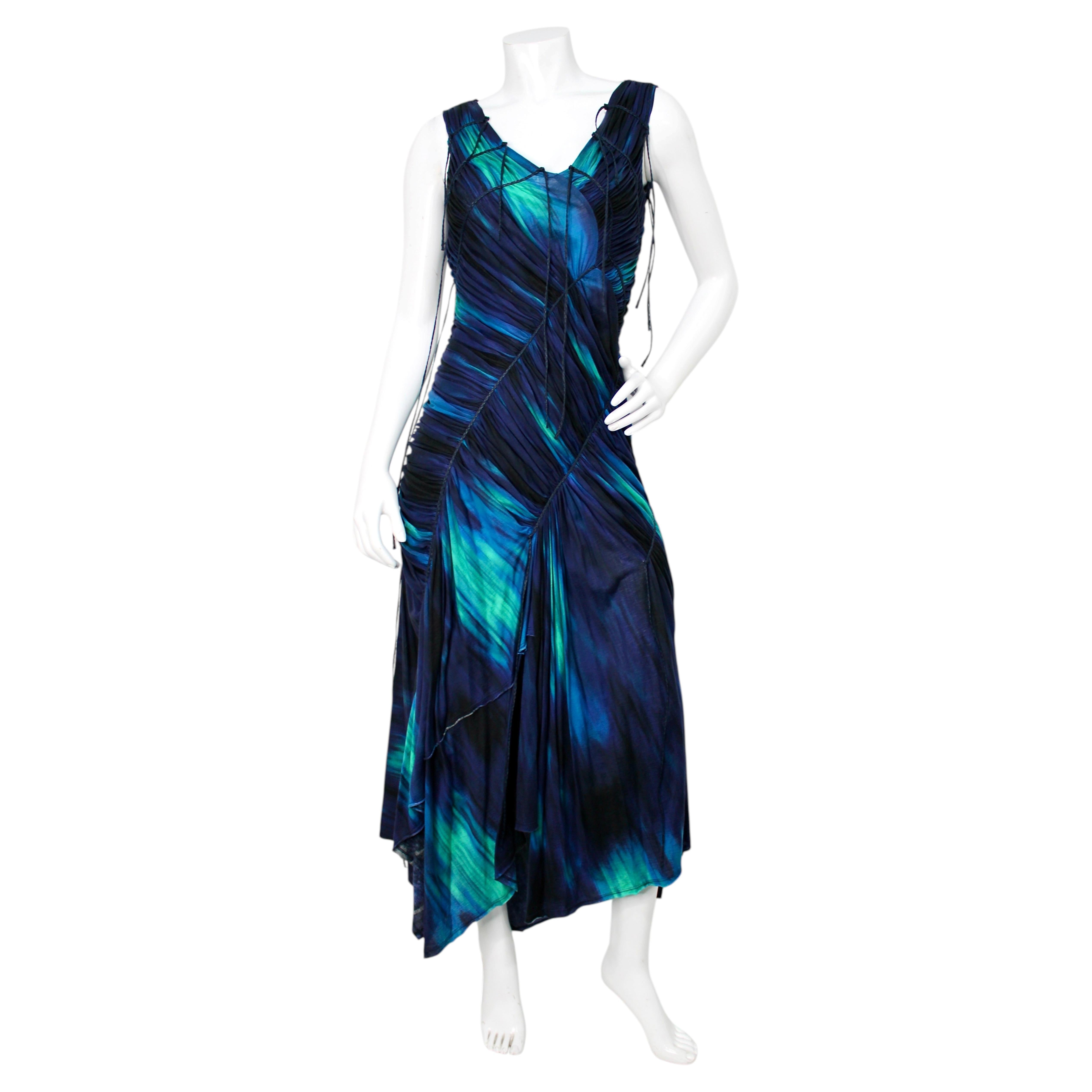 Vestido asimétrico azul de Issey Miyake, con pliegues y fruncidos abstractos, de alrededor de los años 90