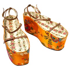 Gucci Hannelore Tokyo Plateau-Sandalen aus Blumenbrokat