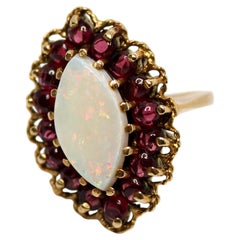 Cocktailring aus 14-karätigem Gold mit australischem Opal im Marquise-Schliff und Rubinen im Halo-Design, um 1960