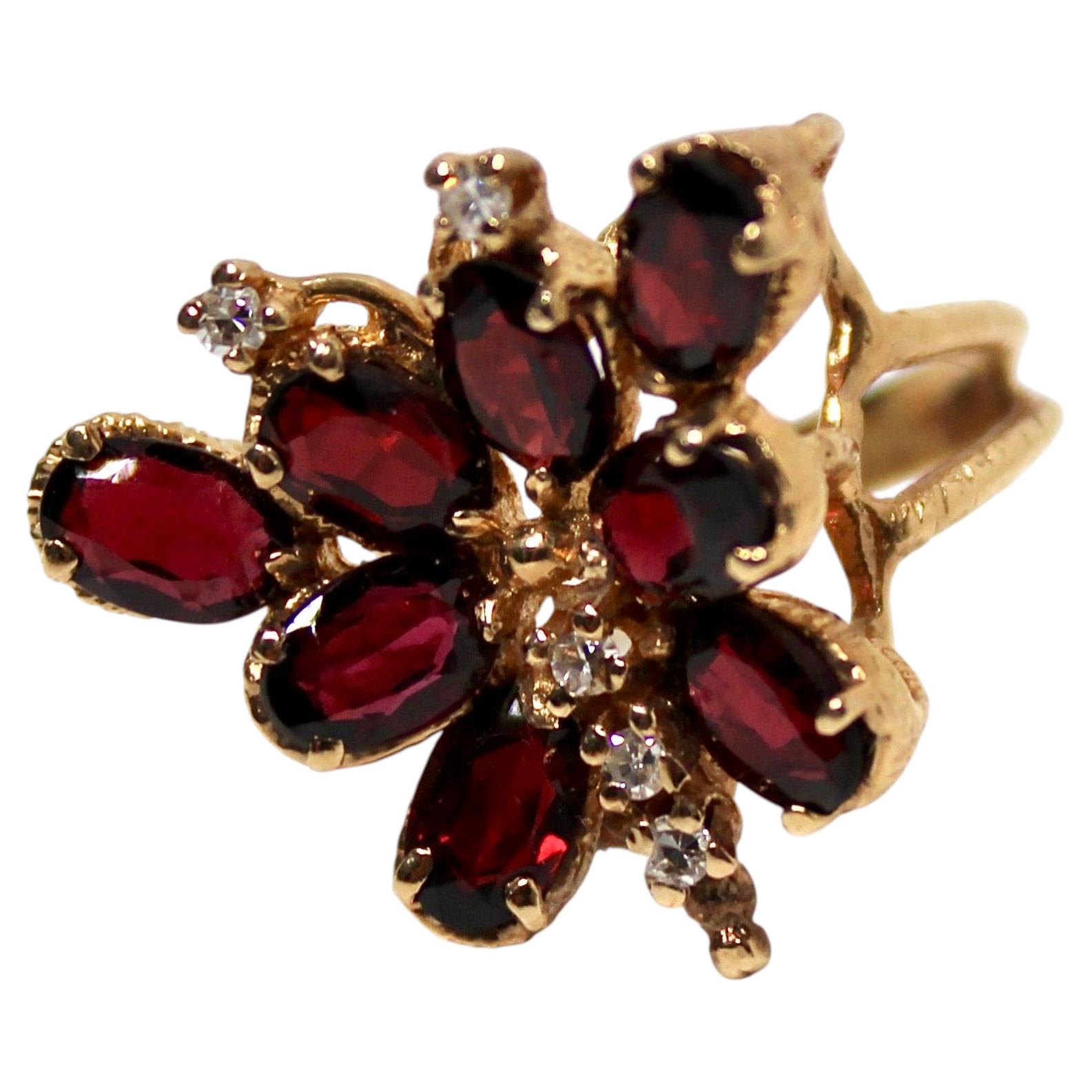 Cocktailring aus 14-karätigem Gold mit 8 Granaten und Diamanten in Schmetterlingsform, um 1970 im Angebot