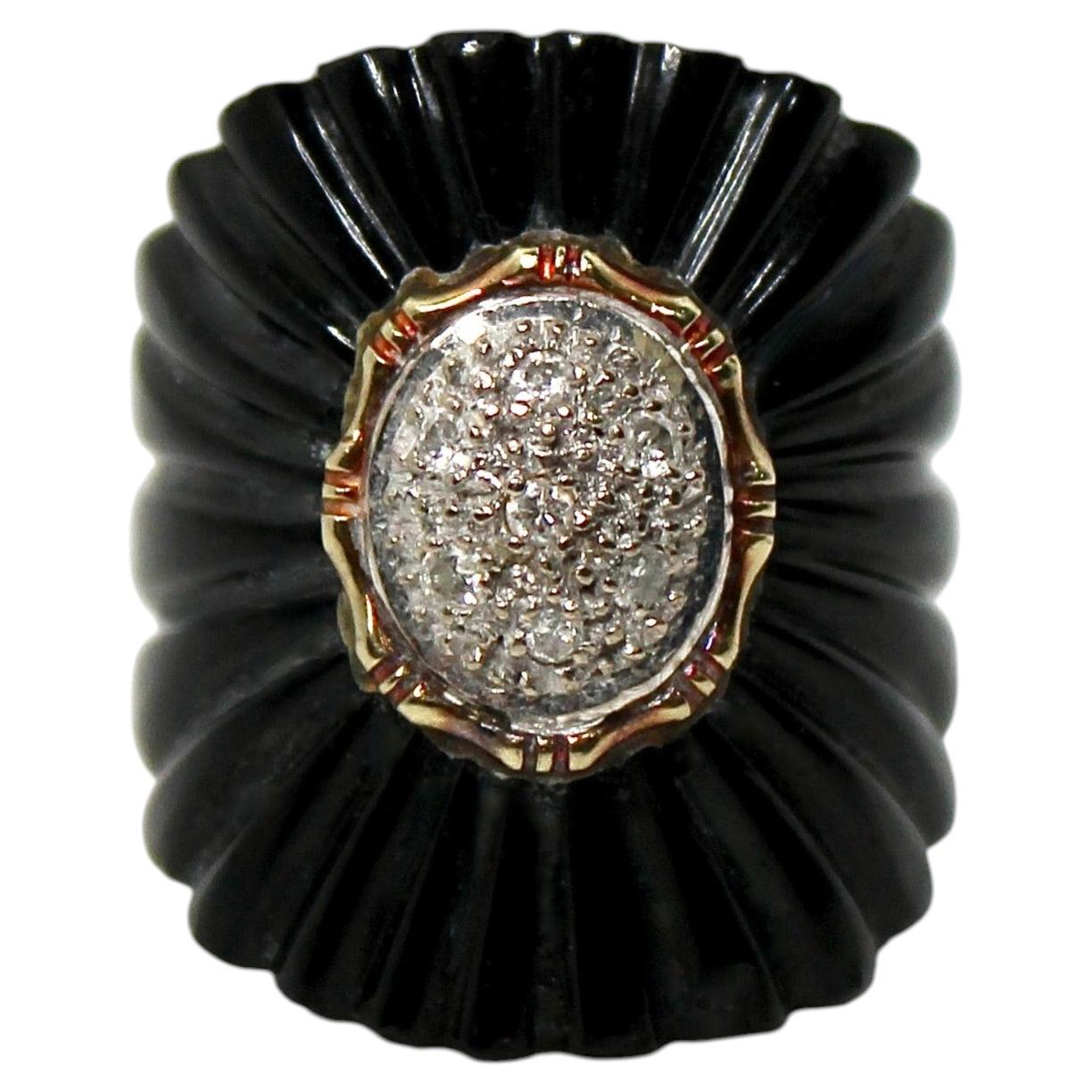 Grande bague de cocktail en or 14 carats, ornée d'onyx noir et de diamants, à motif cannelé, datant des années 1970 environ