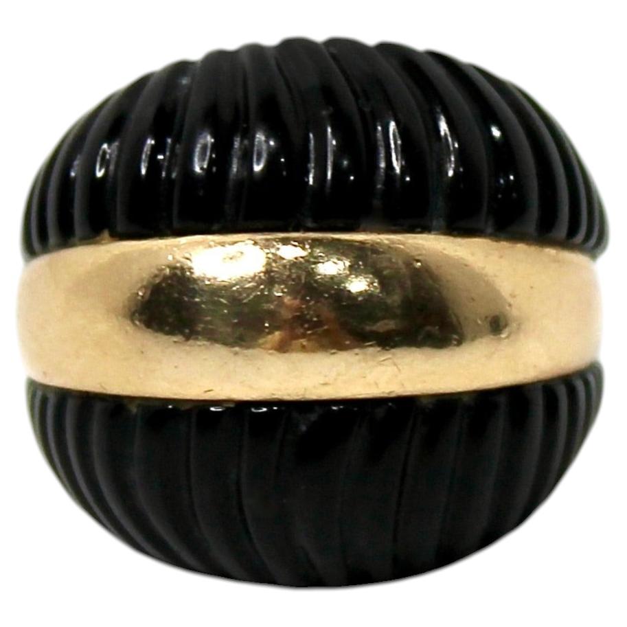 Bague cocktail à dôme cannelé en onyx noir et or 14 carats, vers les années 1970 en vente