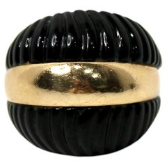 Bague cocktail à dôme cannelé en onyx noir et or 14 carats, vers les années 1970