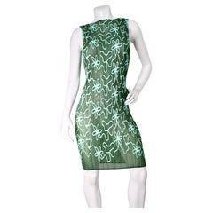 Issey Miyake „Pleats Please“ – grünes, perforiertes Vintage-Kleid mit Blumenmuster und ohne Ärmel