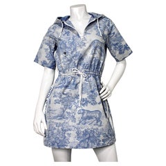 Minivestido con capucha de Christian Dior con estampado «Toile de Jouy» azul, de alrededor de 2021