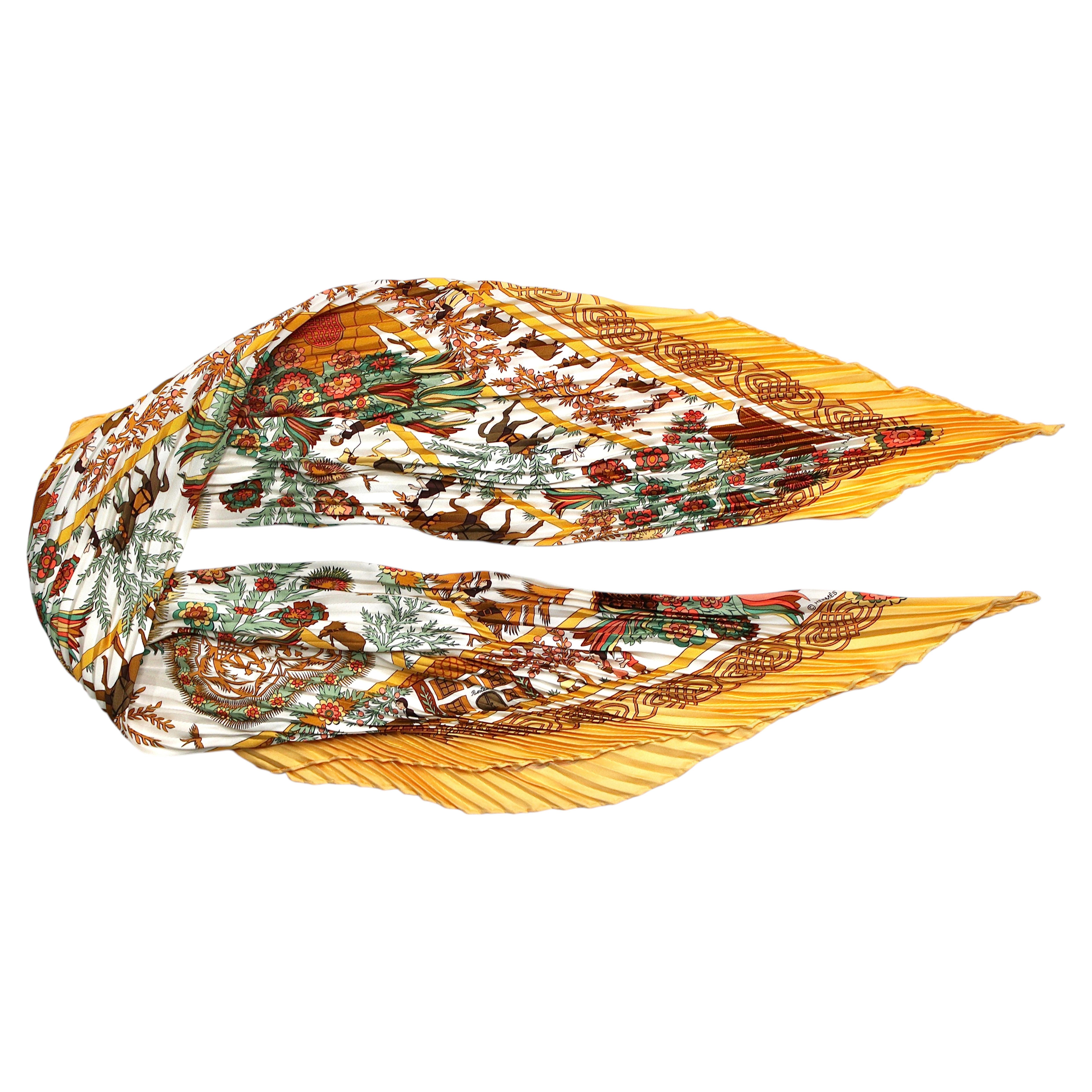 Foulard en soie vintage Hermès « Découpages » à plissé jaune, vers 1997