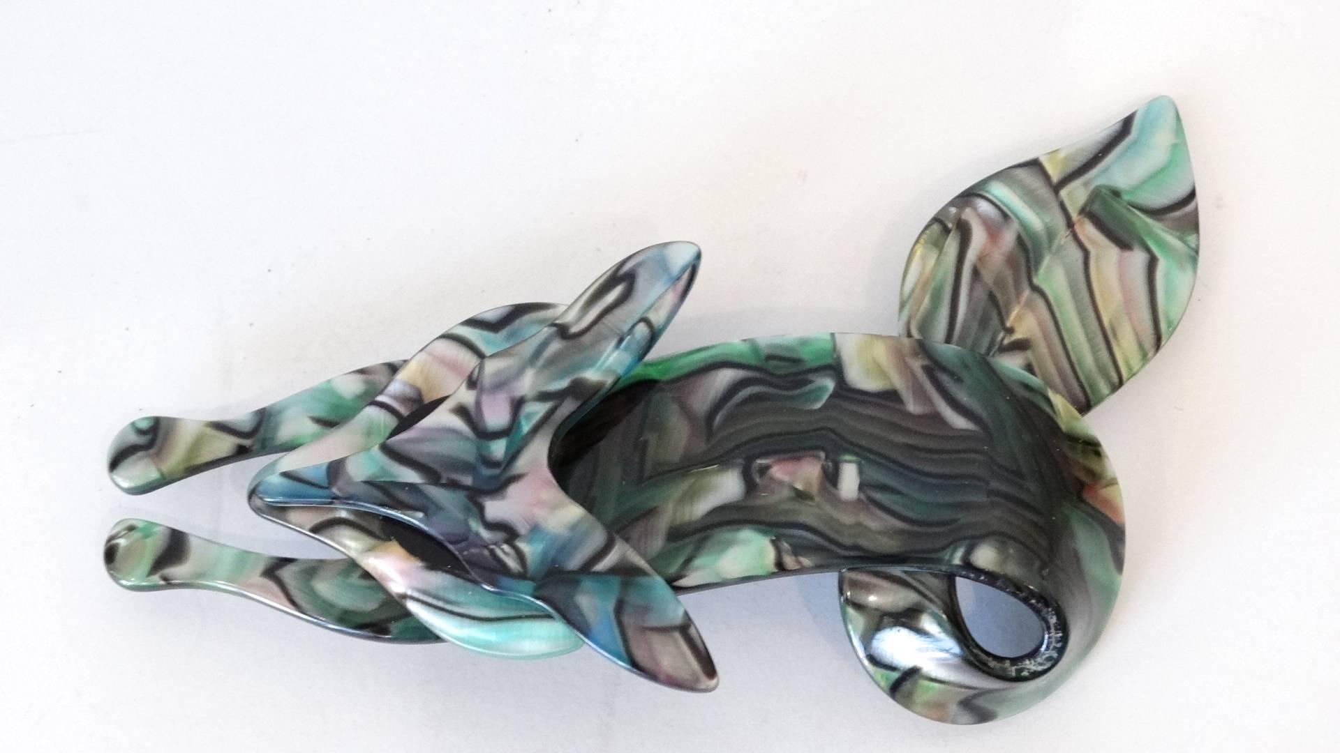 ¿Eres el más zorro de todos? Precioso alfiler/broche de zorro Diseñado por la artista francesa Lea Stein, este zorro reptante vintage, único en su especie, data de finales de la década de 1970. El complemento de moda perfecto en concha de Abulón