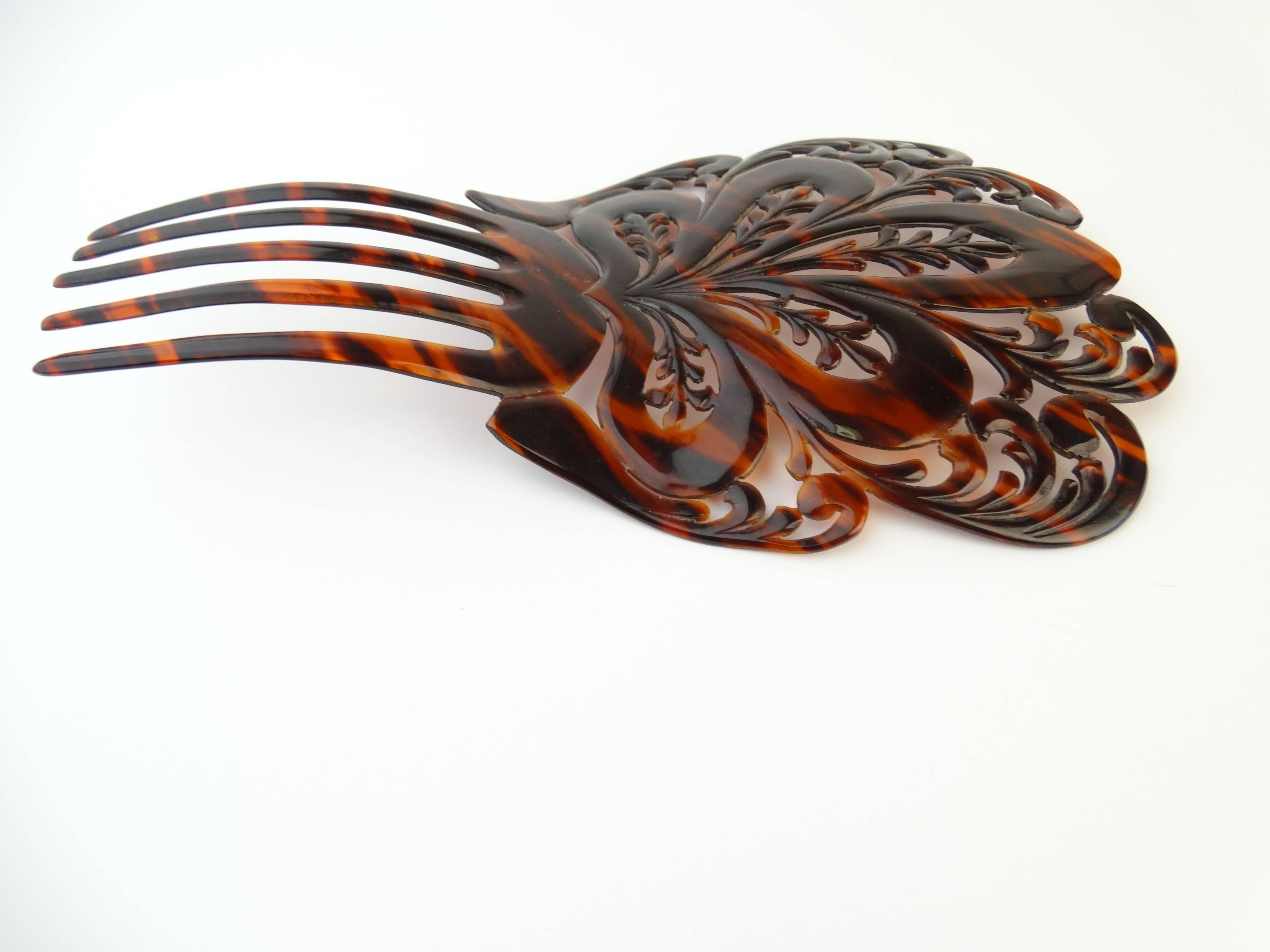 A very beautiful Spanish mantilla style hair comb in faux tortoiseshell effect, made of celluoid. Very large in scale, beautifully detailed. This comb has been carved out of one large piece of attractive natural material which has a distinctive