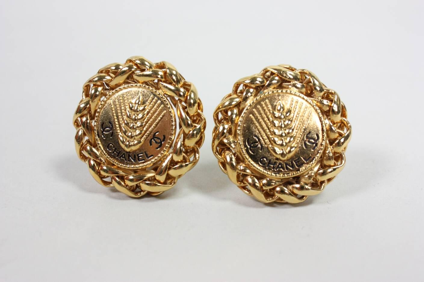 Vintage earrings from Chanel date to the 1980's through 1990's and are made of gold-toned metal.  They depict wheat stalks.  Clip-on style.

Measurements-
Diameter: 1 3/8