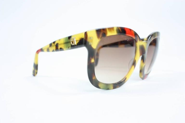 Vintage sunglasses from Emmanuelle Khanh date to the 1980's and are made of faux tortoise shell with gradient lenses.  

Condition: Excellent.

Measurements-

Frame Width: 6