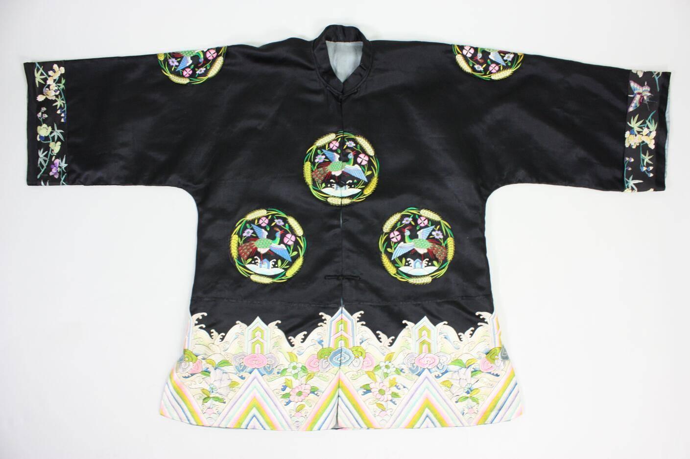 1930's Chinese Embroidered Silk Jacket For Sale 2