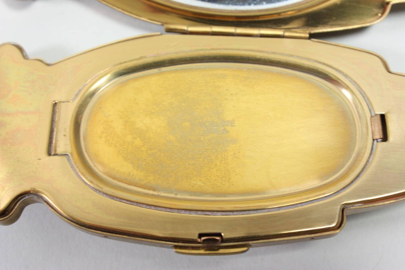 1940's Volupte Figural Hand Compact In Excellent Condition For Sale In Los Angeles, CA
