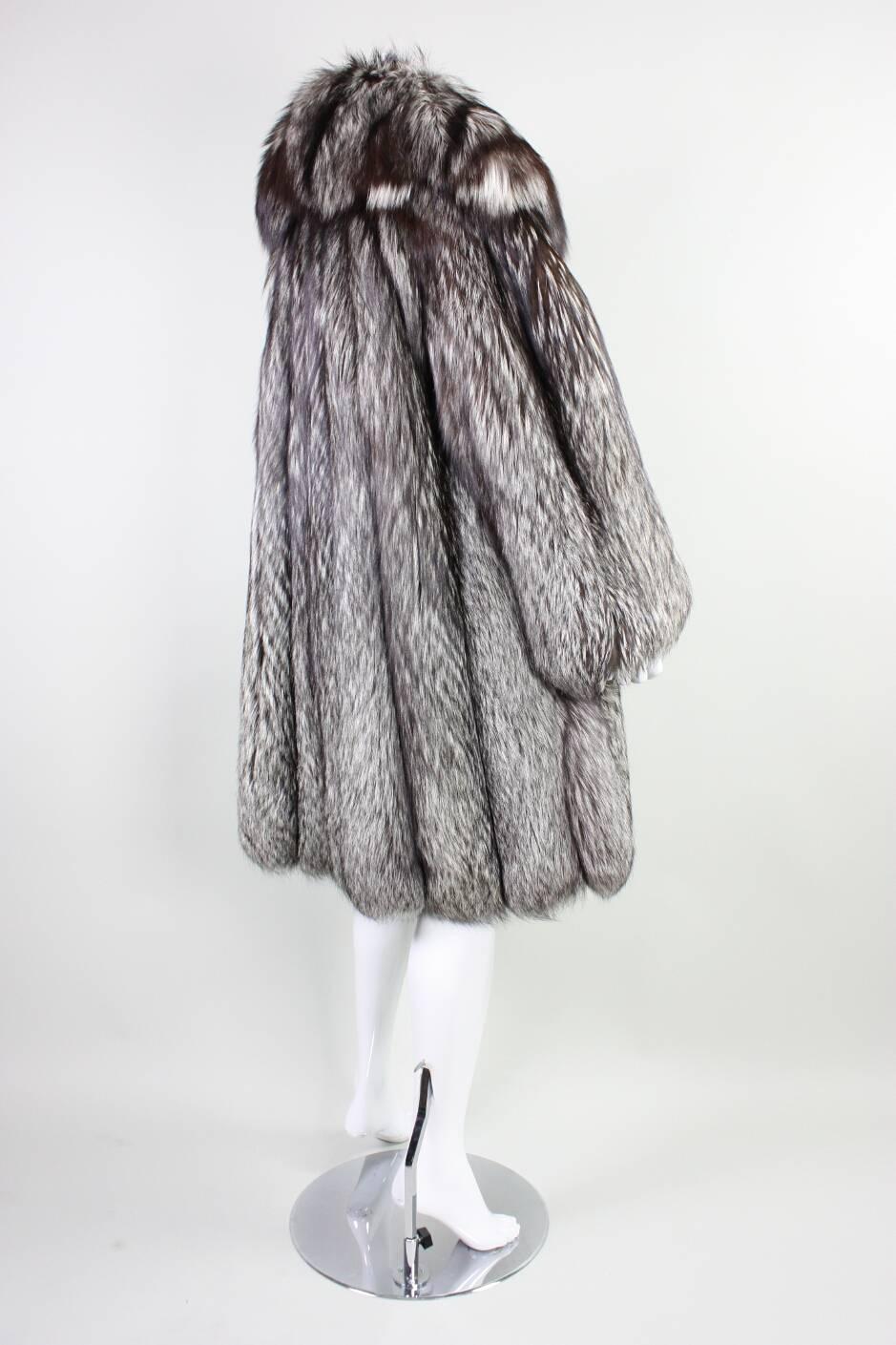 Vintage Silver Fox Fur Coat In Excellent Condition For Sale In Los Angeles, CA