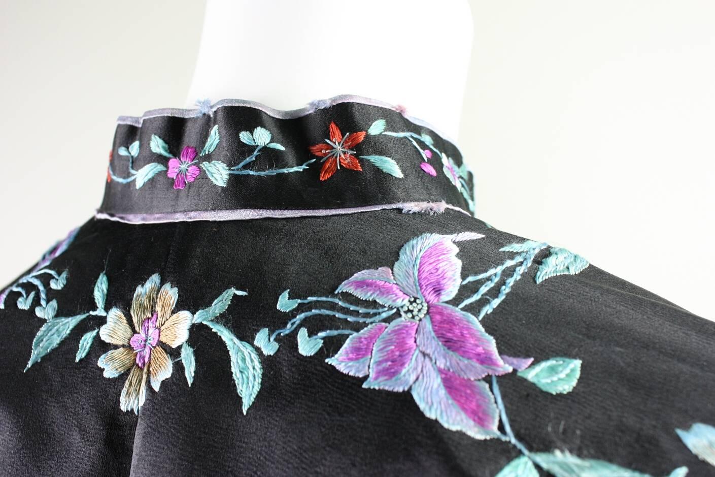 1930's Chinese Silk Jacket with Hand Embroidery For Sale 2
