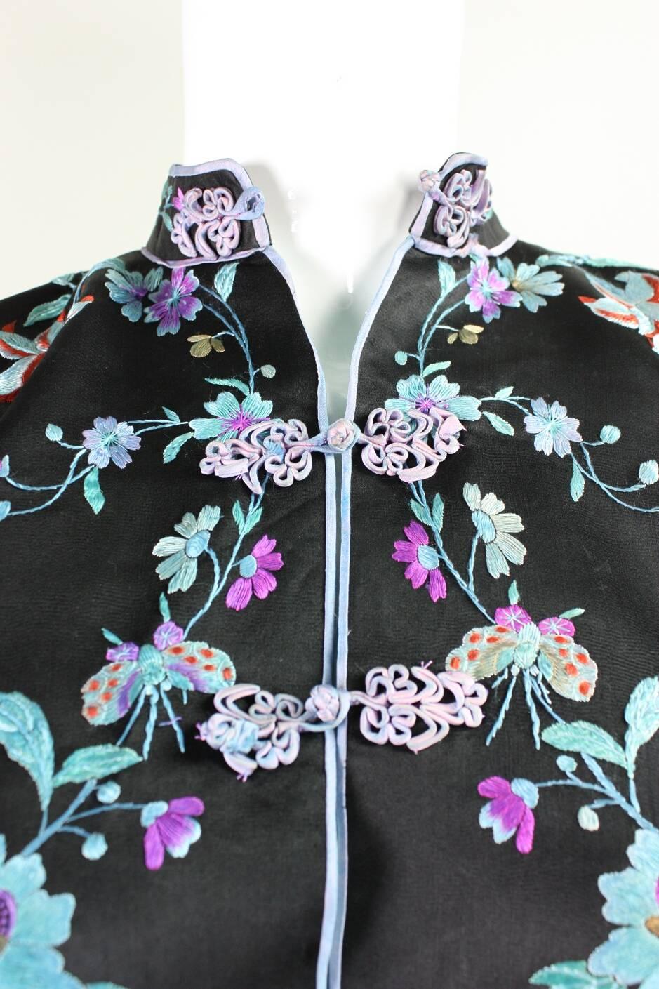 1930's Chinese Silk Jacket with Hand Embroidery In Excellent Condition For Sale In Los Angeles, CA