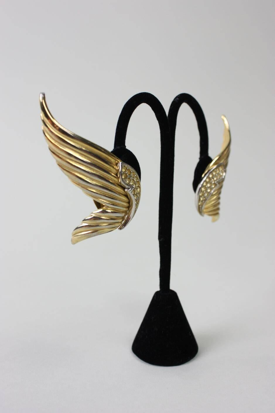 1980's Butler & Wilson Gold-Toned Wing Earrings In Excellent Condition For Sale In Los Angeles, CA