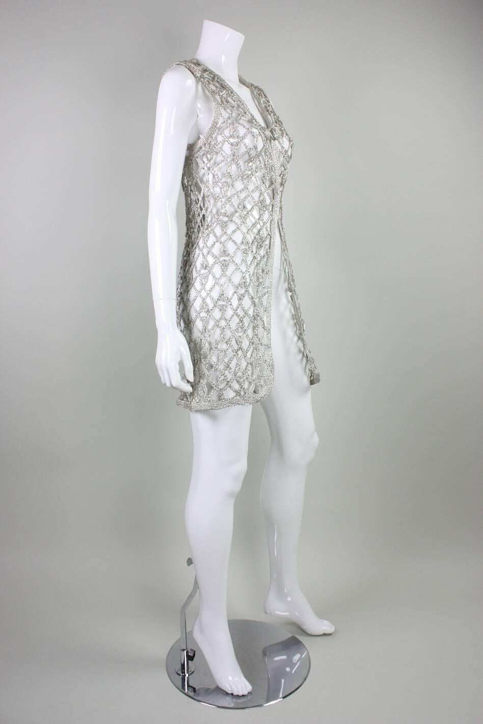 Vintage 1960's braided silver vest.  Unlined.  Looped closure at center front bust.

Measurements-

Bust: 32-34" (approximately)
Waist: 26"
Hips: 36