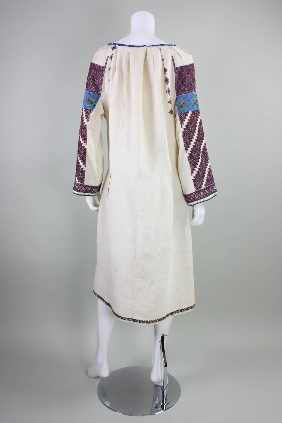 Vintage Eastern European Hand Embroidered Linen Dress In Good Condition For Sale In Los Angeles, CA