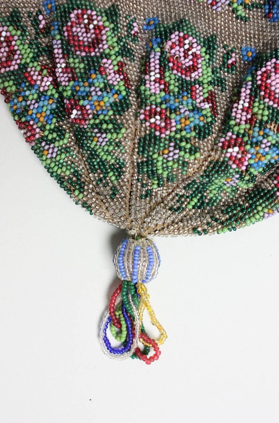 1920's Beaded Handbag with Gold-Toned Frame In Excellent Condition For Sale In Los Angeles, CA