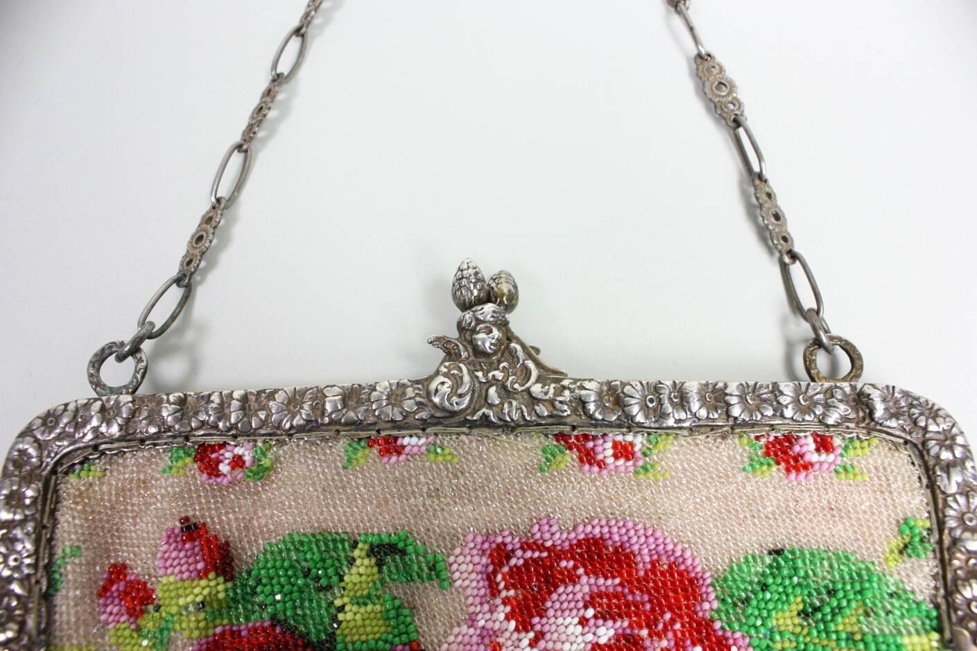 1920's Beaded Handbag with Silver Frame In Excellent Condition For Sale In Los Angeles, CA