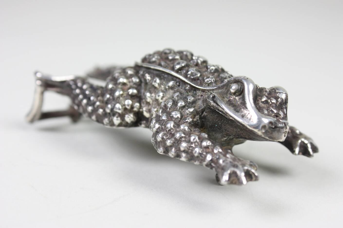 Vintage frog buckle from Barry Kieselstein-Cord is made of sterling silver with a beautiful patina.  It is stamped on the underside.

Measurements-
Length: 4 1/4