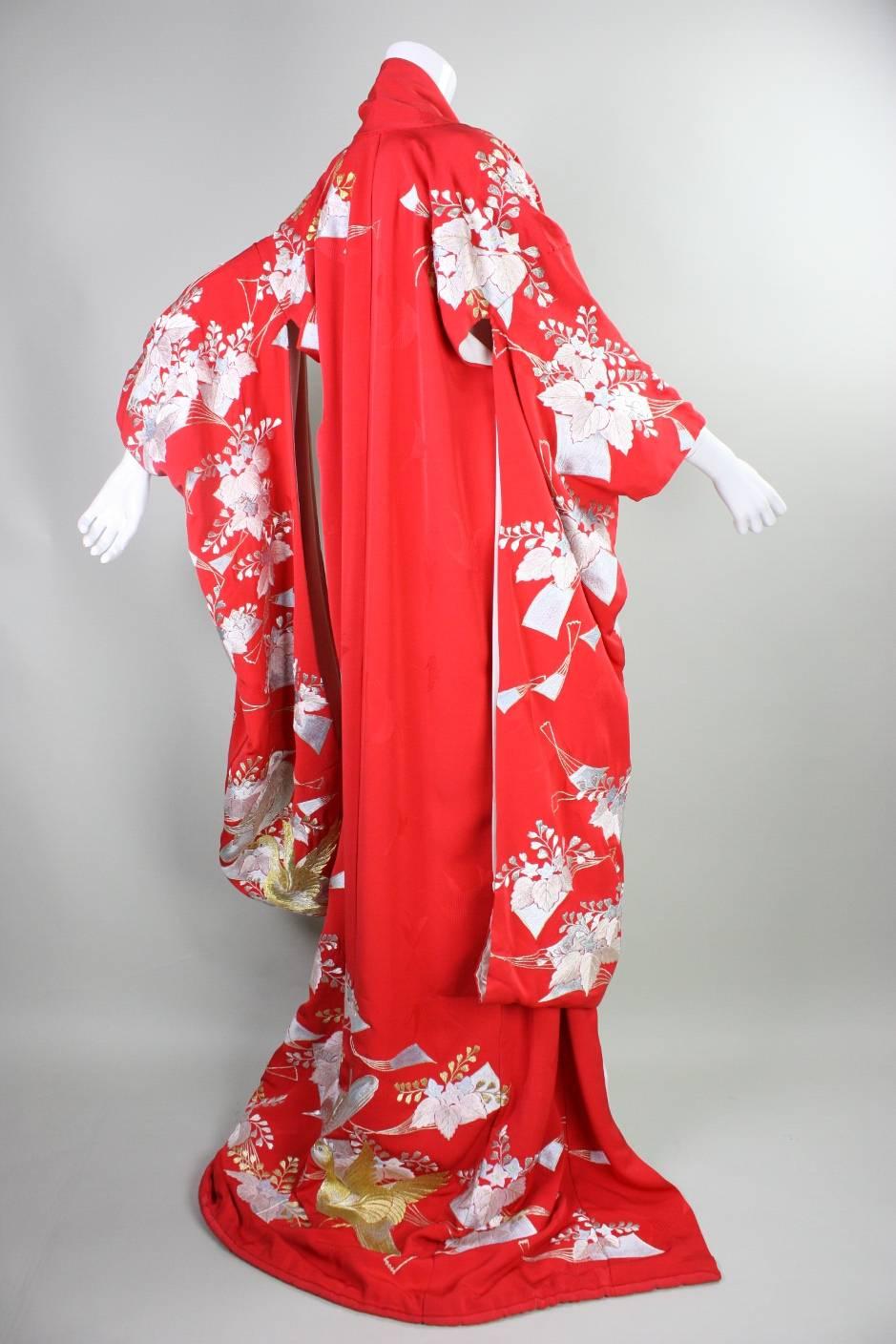 Japanese Red Wedding Kimono with Crane Embroidery For Sale 2