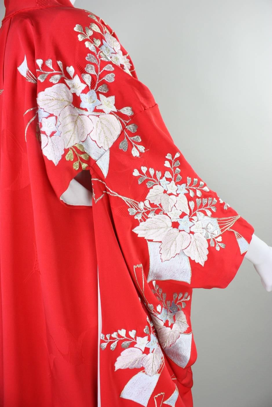 Japanese Red Wedding Kimono with Crane Embroidery For Sale 4