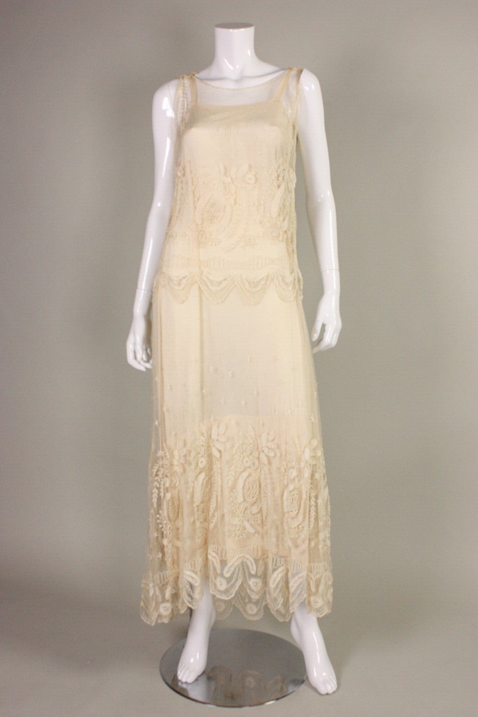Robe en filet crème avec broderie, années 1910