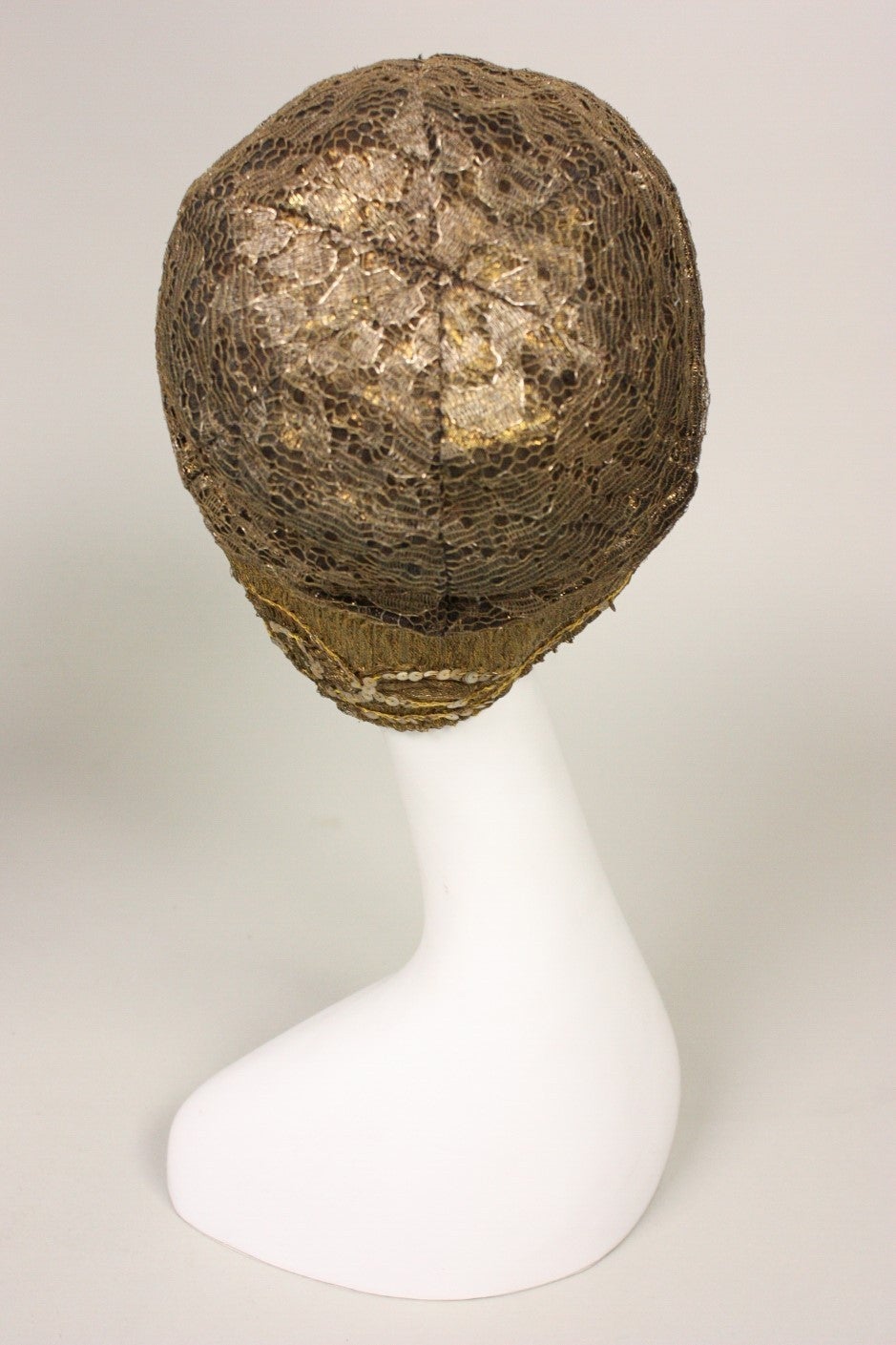 1920's Metallic Lace & Gold Bullion Cloche In Excellent Condition For Sale In Los Angeles, CA