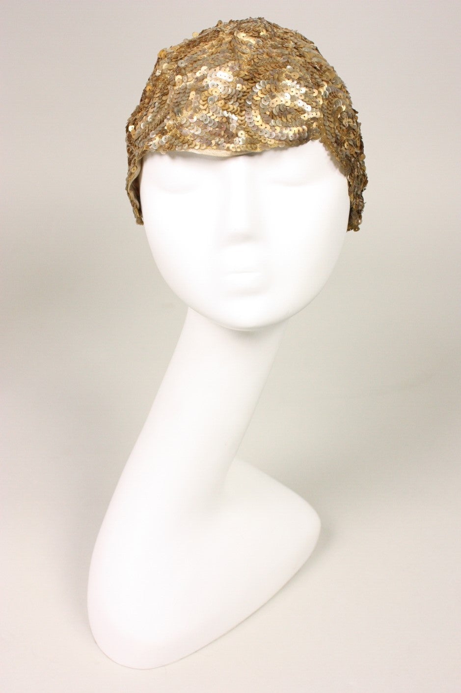 Vintage skull cap dates to the Art Deco era during the 1930's.  It is fully covered with gold-toned metallic sequins.  Lined.

Interior Circumference: 21