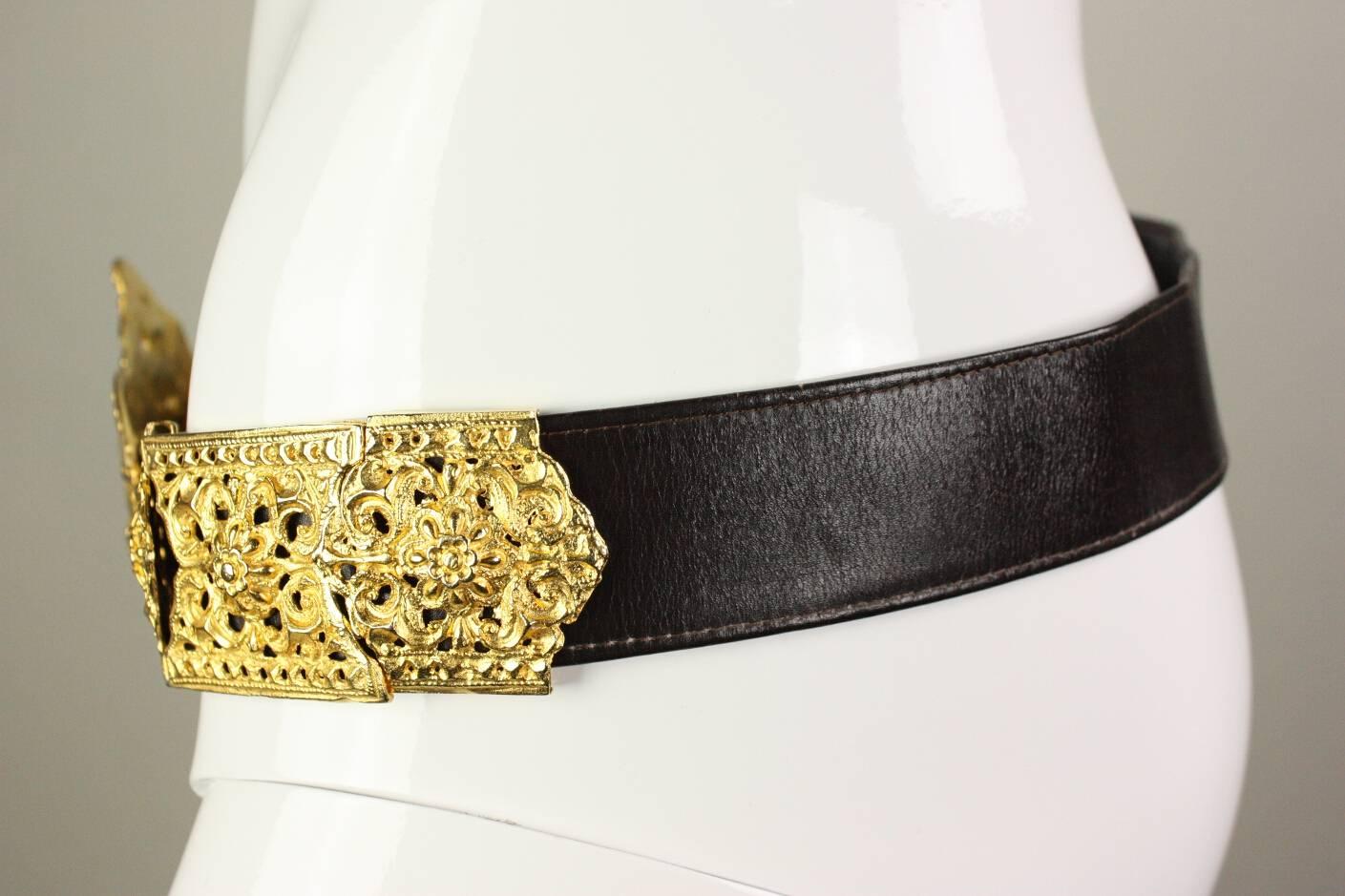 Vintage belt from Roberta di Camerino dates to the 1970's and is made of dark brown leather with bold gold hardware.  Hook closure.  Labeled size 32 and is not adjustable.

Measurements-
Width: 1 1/2