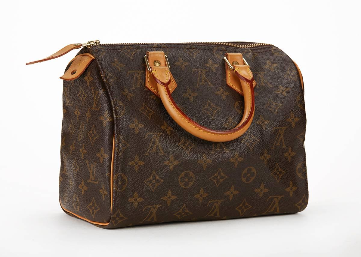 This ladies Louis Vuitton Speedy 25 is primarily made from brown canvas complimented by gold hardware. This bag is in excellent pre-owned condition. Circa 1998. Our  reference is HB137 should you need to quote this.

Ref: HB137
Serial: