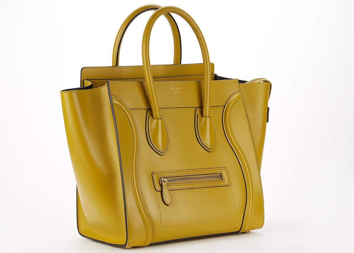 This ladies Céline Mini Luggage is primarily made from yellow calfskin complimented by gold hardware. This bag is in excellent pre-owned condition accompanied by Celine dust bag, tag. Circa 2014. Our  reference is HB150 should you need to quote