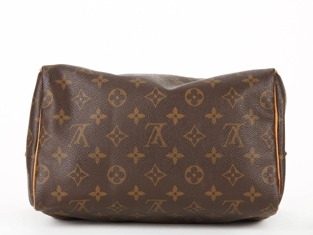 LOUIS VUITTON
BROWN CLASSIC MONOGRAM CANVAS SPEEDY 25

Ce sac Louis Vuitton Speedy 25 pour femme est principalement fabriqué en toile marron et est complété par des pièces dorées. Ce sac est en bon état d'occasion accompagné d'un cadenas (sans clé).