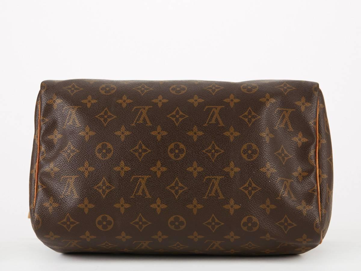 LOUIS VUITTON
BROWN CLASSIC MONOGRAM CANVAS VINTAGE SPEEDY 30

This ladies Louis Vuitton Speedy 30 is primarily made from brown canvas complimented by gold hardware. This bag is in good pre-owned condition. Circa 1991. Our  reference is HB213