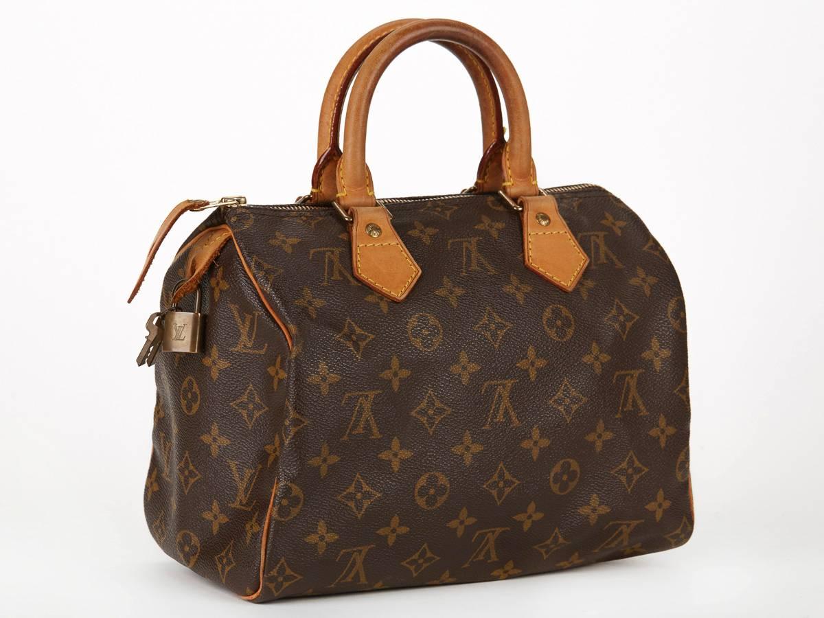 LOUIS VUITTON
BROWN CLASSIC MONOGRAM CANVAS VINTAGE SPEEDY 25

This ladies Louis Vuitton Speedy 25 is primarily made from brown canvas complimented by gold hardware. This bag is in good pre-owned condition accompanied by Padlock. Circa 2001. Our 