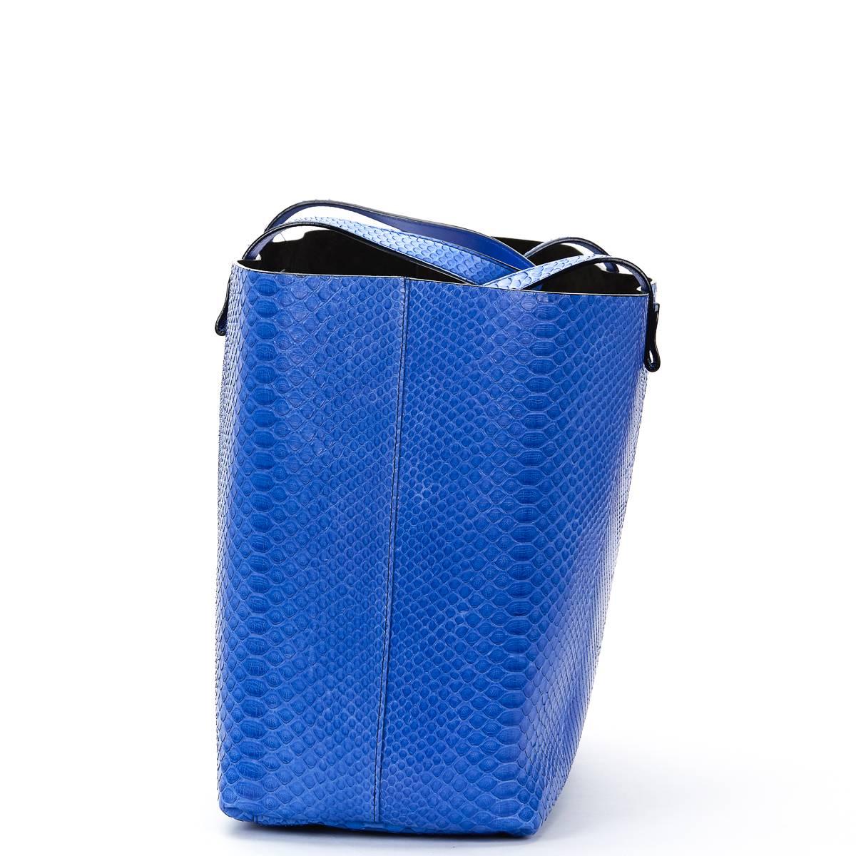 VICTORIA BECKHAM
Peacock Blue Python Leather Simple Shopper

Reference: HB500
Serial Number: No 73
Age (Circa): 2015
Accompanied By: Victoria Beckham Dust Bag, Care Cards
Authenticity Details: Style Number (Made in Italy)
Gender: Ladies
Type:
