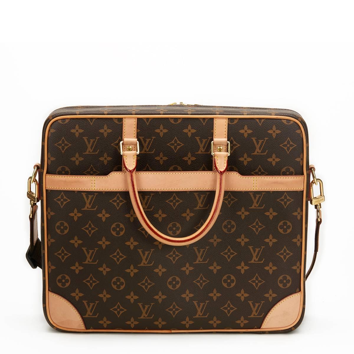 LOUIS VUITTON
BROWN CLASSIC MONOGRAM CANVAS CUPERTINO LAPTOP BAG 2011

This unisex Louis Vuitton Cupertino Laptop Bag is primarily made from brown coated canvas complimented by golden brass hardware. This bag is in very good pre-owned condition