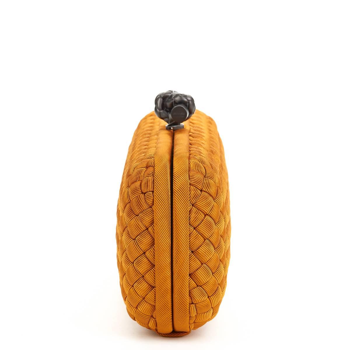 BOTTEGA VENETA
Burnt Orange Woven Faille Silk Long Knot Clutch

This BOTTEGA VENETA Long Knot Clutch is in Excellent Pre-Owned Condition. Circa 2000. Primarily made from Faille Silk complimented by Gunmetal hardware. Our  reference is HB687