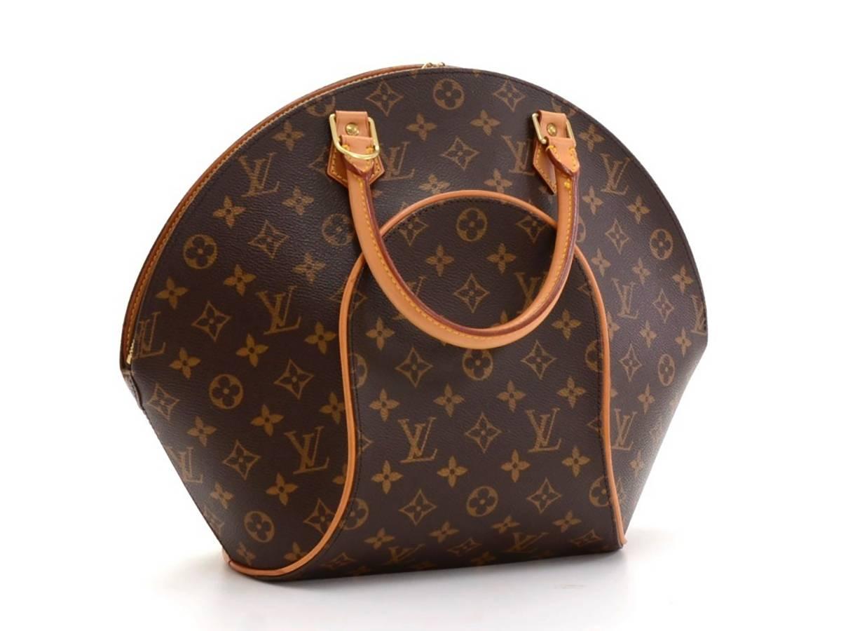 This ladies Louis Vuitton Ellipse MM is in very good pre-owned condition. Circa 1998. Primarily made from Canvas complimented by Gold hardware. Our  reference is HB076 should you need to quote this.

This Louis Vuitton handbag has been fully