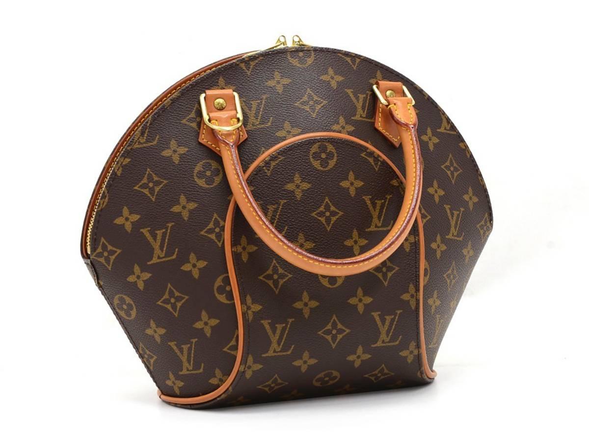 This ladies Louis Vuitton Ellipse PM is in good pre-owned condition accompanied by Louis Vuitton dust bag. . Circa 2000. Primarily made from Canvas complimented by Gold hardware. Our  reference is HB079 should you need to quote this.

This Louis
