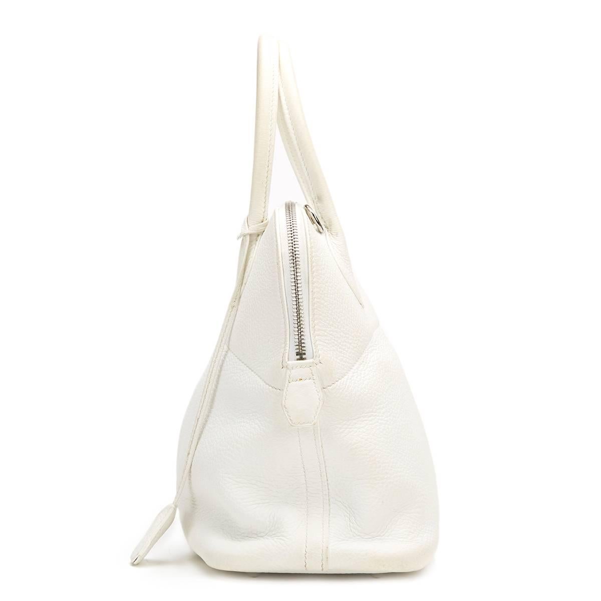 HERMÈS
White Togo Leather Bolide 31cm

This HERMÈS Bolide 31cm is in Good Pre-Owned Condition accompanied by Hermes Dust Bag, Lock, Keys, Clochette, Strap. Circa 2006. Primarily made from Togo Leather complimented by Palladium hardware. Our 