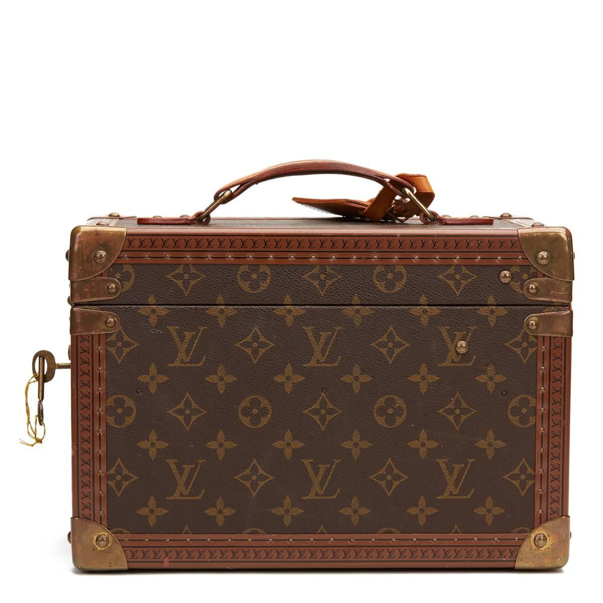 LOUIS VUITTON
Brown Classic Monogram Canvas Vintage Boite Flacons Beauty Case

This LOUIS VUITTON Boite Flacons is in Very Good Pre-Owned Condition accompanied by Keys, Interior Mirror Case, Luggage Tag. Circa 1995. Primarily made from Coated Canvas