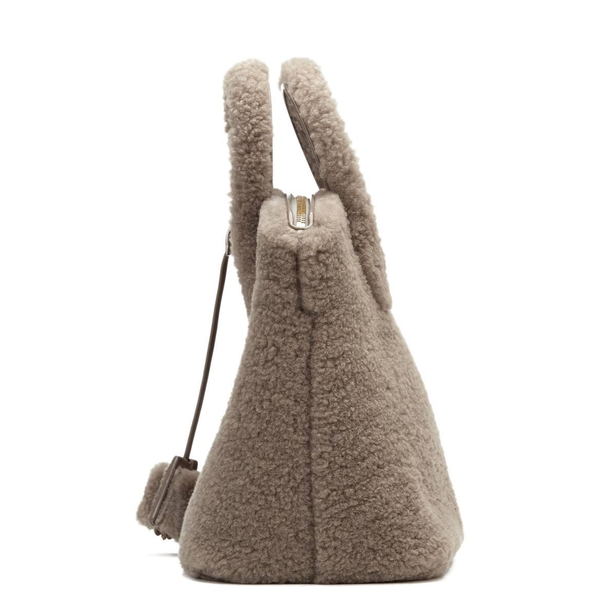 LOUIS VUITTON
Gris Shearling Lockit Pulsion

This LOUIS VUITTON Lockit Pulsion is in Excellent Pre-Owned Condition accompanied by Louis Vuitton Dust Bag, Lock, Keys, Clochette, Handle Keeper, Care Booklet. Circa 2011. Primarily made from Shearling