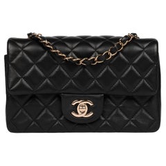 Chanel  Schwarzes gestepptes Lammleder Rechteckige Mini-Klappentasche