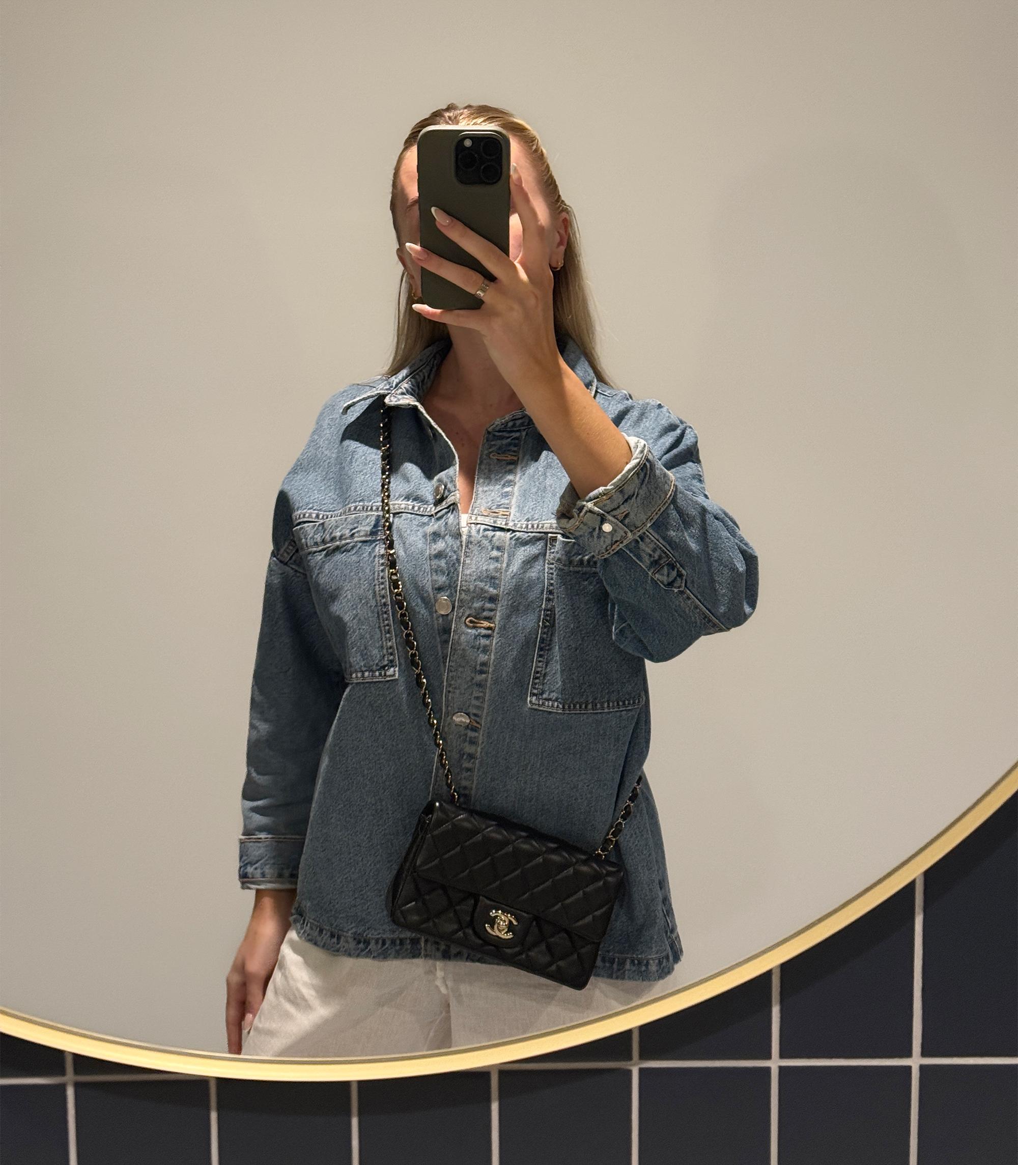 Chanel  Borsa Mini Flap rettangolare in pelle di agnello trapuntata nera 

Dettagli del prodotto
Xupes Ref: CB1490
Marchio: Chanel 
Model: Mini borsa rettangolare con patta
Tipo: Spalla, Tracolla
Numero di serie: KP8N0CT8
Età: 2022
Accompagnato da: