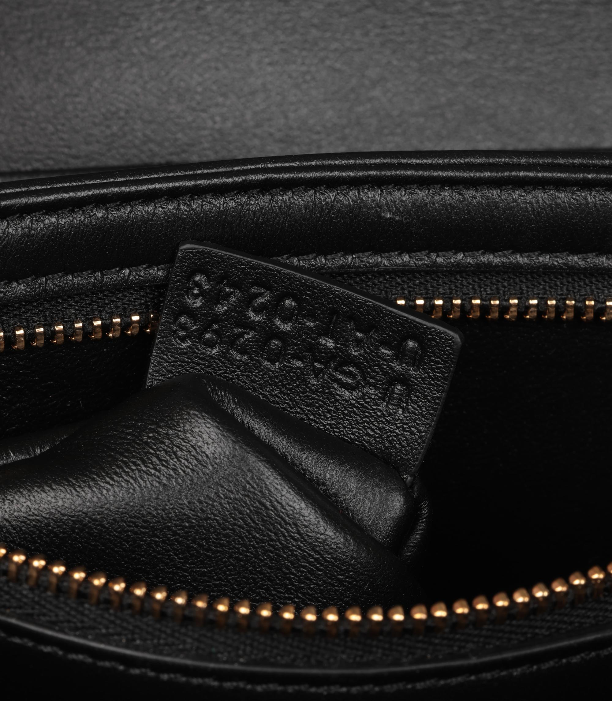Celine Scatola nera in pelle di vitello Classique Triomphe in vendita 4