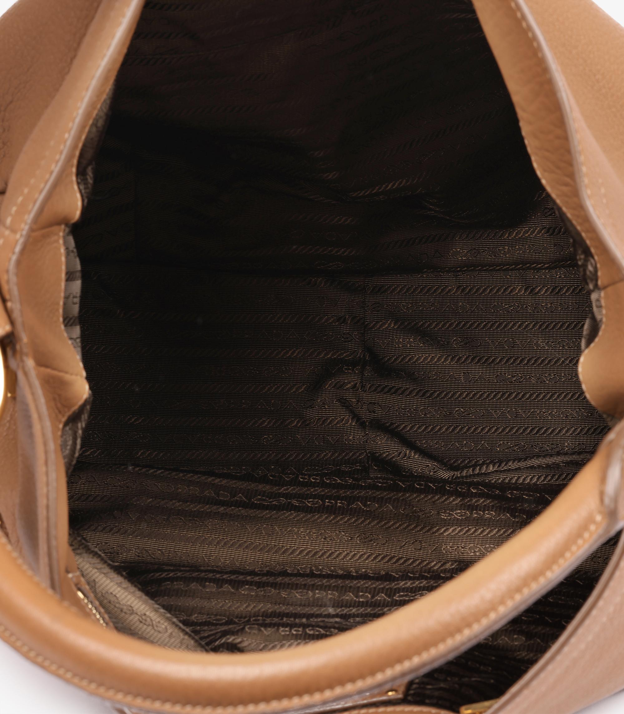 Hobo grande con doppia cerniera in pelle di cervo di Prada in vendita 3
